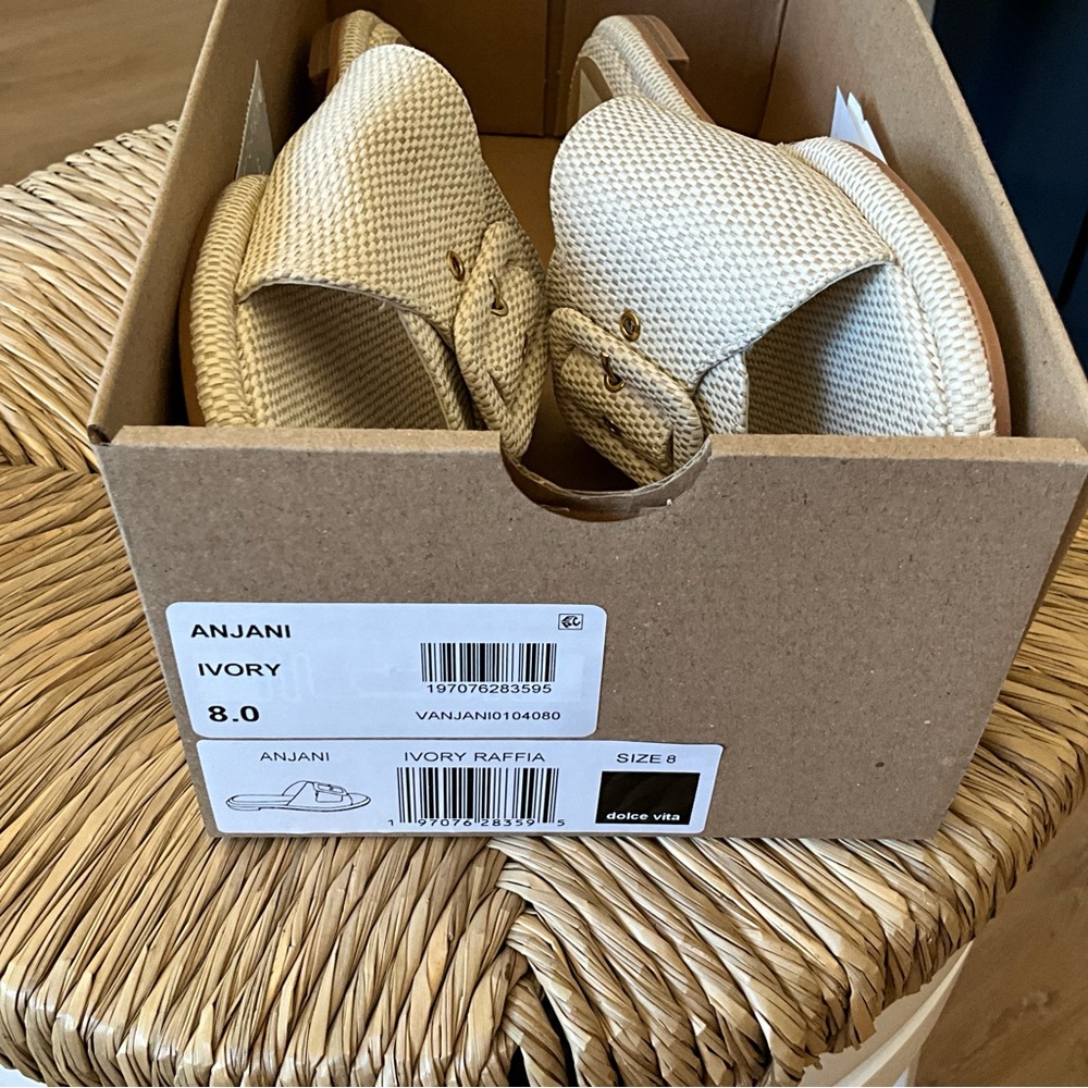 NEW IN BOX DOLCE VITA SIZE 8 SANDAL. STYLE IS ANJANI. COLOR IS IVORY RAFFIA.
